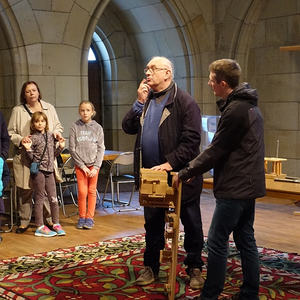Domorganist Wolfgang Kreuzhuber und Dommusikassistent Gerhard Raab mit den großen und kleinen Orgelentdeckerinnen und Orgelentdeckern