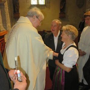 Jedes Jahr gibt es eine Feier für die Jubelpaare des Jahres. Die Paare werden persönlich gesegnet.