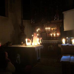 Bei der Rorate immer Mittwoch in Advent feiern wir Hl. Messe bei Kerzenlicht.