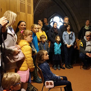Domorganist Wolfgang Kreuzhuber mit großen und kleinen Orgelentdeckerinnen und Orgelentdeckern an der Rudigierorgel