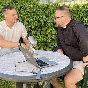 Patrick beim Interview mit P. Thomas im Pfarrgarten