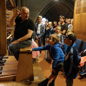 Domorganist Wolfgang Kreuzhuber umringt von kleinen und großen Orgelentdeckerinnen und Orgelentdeckern