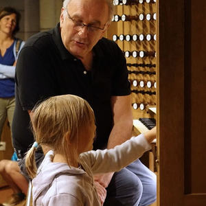 Kleine Orgelentdeckerin beim Komponieren mit Domorganist Wolfgang Kreuzhuber