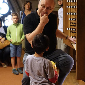 Domorganist Wolfgang Kreuzhuber mit einem kleinen Orgelentdecker