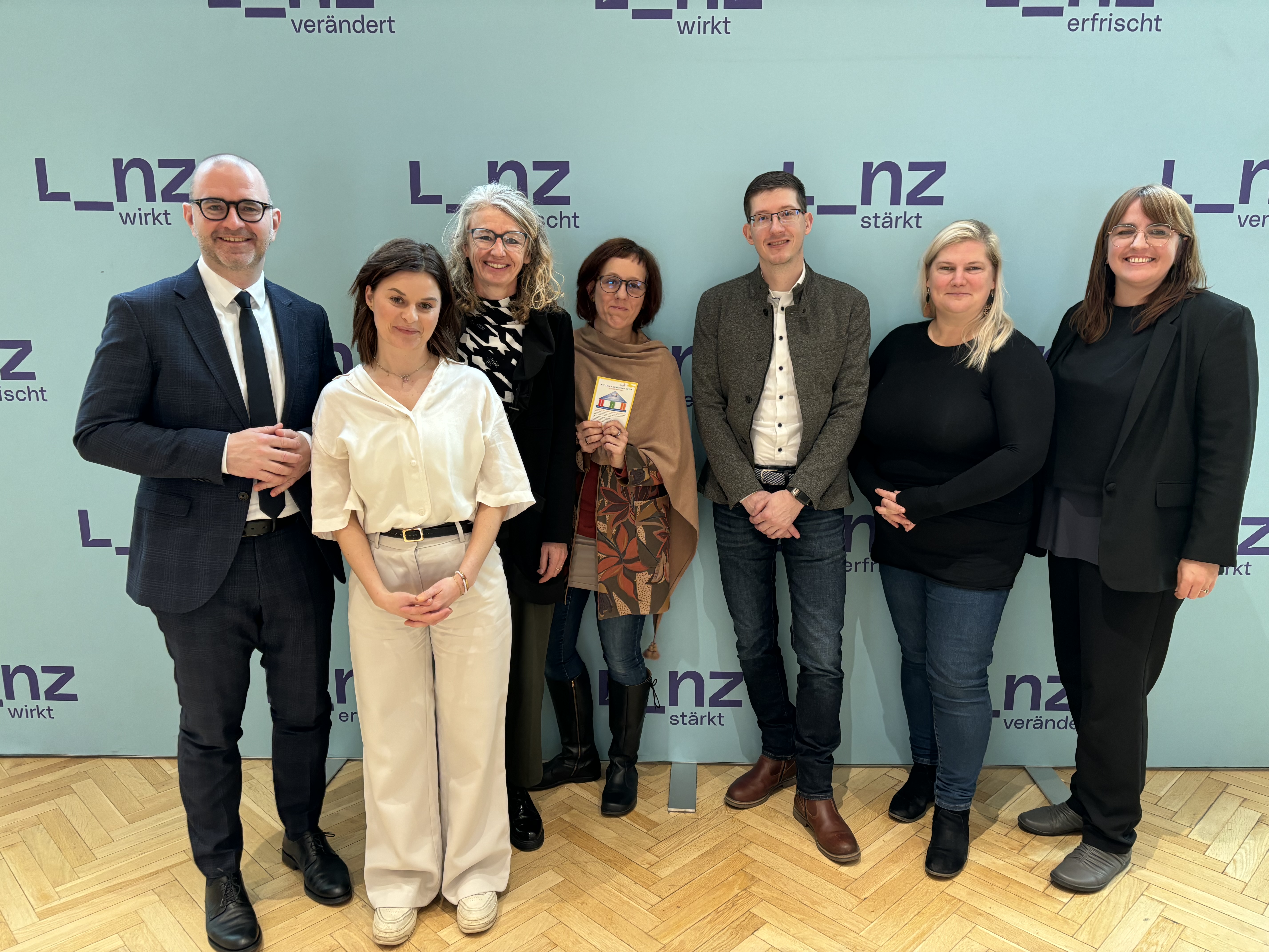 v.l.: geschäftsführender Vizebürgermeister Dietmar Pammer, Viviane Schilling (Hobby Lobby), Astrid Gaisberger und Barbara Aigner-Reitbauer (Denkspaziergänge), Andreas E. Neuhold (Spielesammlungen), Silke Graml (allerlei Väter), Silvia Hackl (Innovati