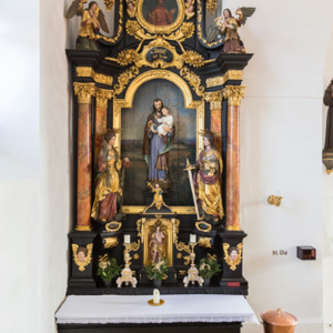 Der Josefsaltar (links, mit barocken Statuen der hll. Margaretha und Barbara) wurde 1907 seinem südlichen Gegenstück, dem Marienaltar, angepasst. 
