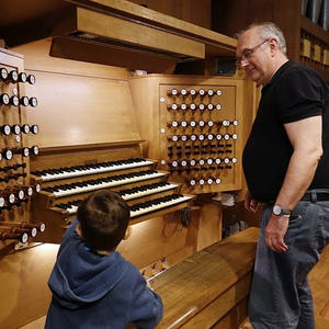 Kaum losreißen kann sich der kleine Orgelentdecker von der Rudigierorgel ...