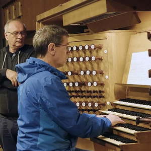 Domorganist Wolfgang Kreuzhuber mit Teilnehmer Johannes Edlinger an der Rudigierorgel