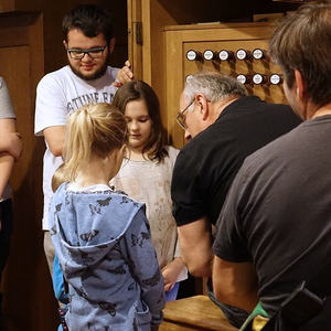 Domorganist Wolfgang Kreuzhuber umringt von kleinen und großen Orgelentdeckerinnen und Orgelentdeckern