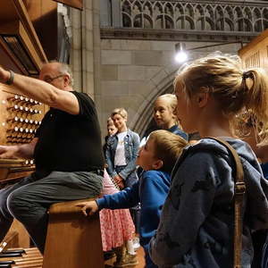 Domorganist Wolfgang Kreuzhuber umringt von kleinen und großen Orgelentdeckerinnen und Orgelentdeckern
