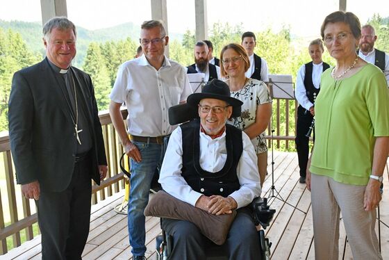 V. l.: Bischof Manfred Scheuer, Christian und Bernadette Buchner, vorne Firmengründer Johann Buchner und seine Frau Hermine Buchner. 