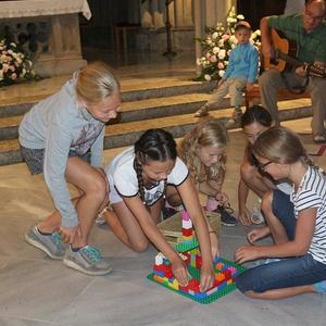 Beim Ministrantenausflug wird auch GD gefeiert und dabei eine bunte Kirche gebaut.