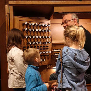 Domorganist Wolfgang Kreuzhuber umringt von kleinen und großen Orgelentdeckerinnen und Orgelentdeckern