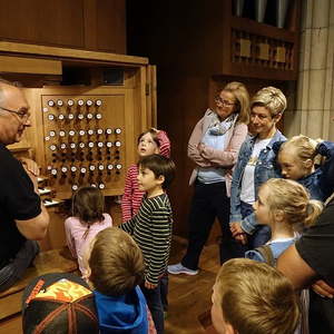 Domorganist Wolfgang Kreuzhuber umringt von kleinen und großen Orgelentdeckerinnen und Orgelentdeckern