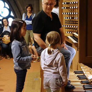 Kleine Orgelentdeckerinnen beim Komponieren mit Domorganist Wolfgang Kreuzhuber