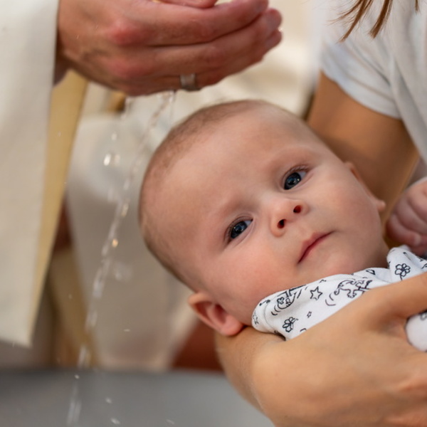 Die Taufe ist das erste Sakrament. Durch sie wird ein Mensch in die Glaubensgemeinschaft der Christen aufgenommen. Das Sakrament hat seinen Ursprung in der Taufe Jesu durch Johannes im Fluss Jordan. In der Taufe bezeichnet das Wasser sowohl für den T