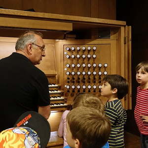 Domorganist Wolfgang Kreuzhuber umringt von kleinen und großen Orgelentdeckerinnen und Orgelentdeckern