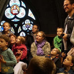 Domorganist Wolfgang Kreuzhuber mit großen und kleinen Orgelentdeckerinnen und Orgelentdeckern an der Rudigierorgel